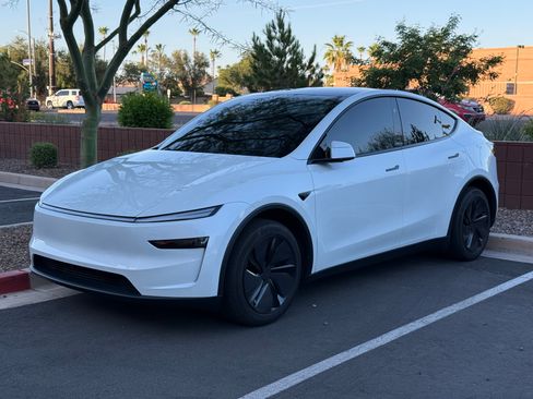 Used 2026 Tesla Model Y AWD image 1