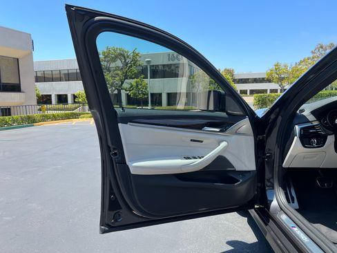 Used 2018 BMW M550i xDrive w/ Driving Assistance Package image 20