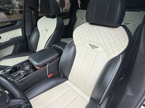 Used 2021 Bentley Bentayga image 4