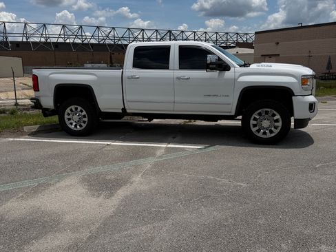 Used 2019 GMC Sierra 2500 Denali w/ Duramax Plus Package AWD/4WD image 6