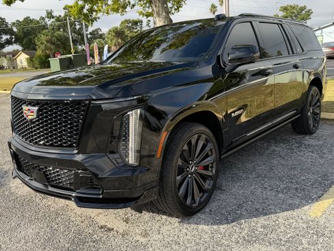 Used 2025 Cadillac Escalade ESV V image 2