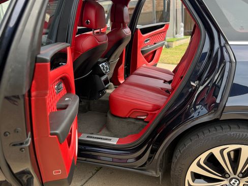 Used 2021 Bentley Bentayga image 15