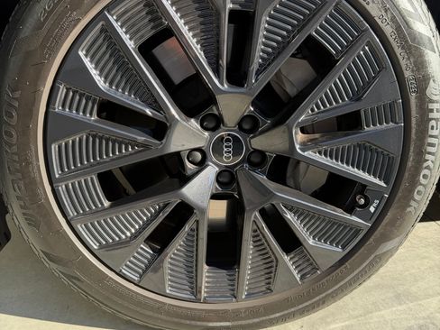 Used 2024 Audi Q8 e-tron Prestige image 9