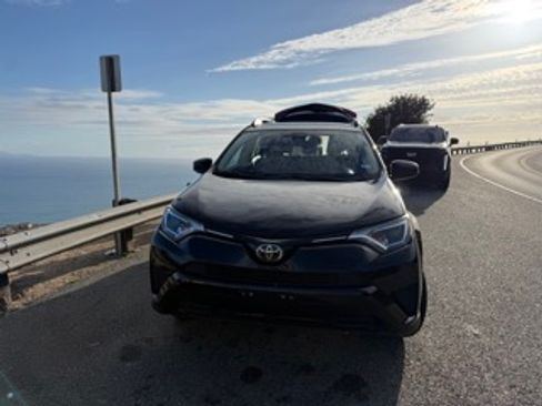 Used 2018 Toyota RAV4 LE FWD image 10