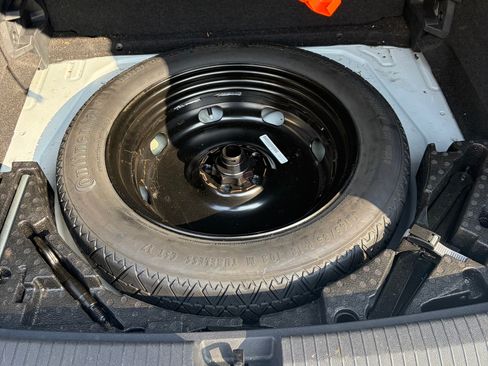 Used 2018 Volkswagen Tiguan SE image 27