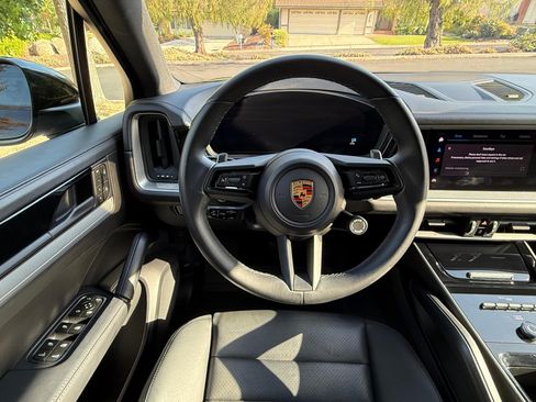 Used 2024 Porsche Cayenne AWD/4WD image 17