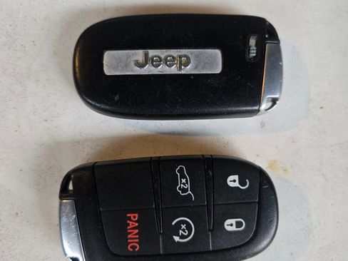 Used 2014 Jeep Grand Cherokee Overland w/ Advanced Technology Group image 12