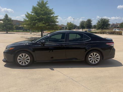 Used 2019 Toyota Camry LE FWD image 5