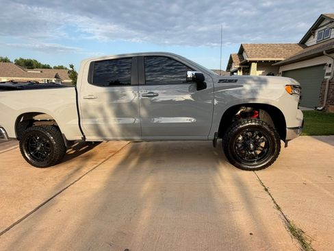Used 2024 Chevrolet Silverado 1500 LT w/ Z71 Off-Road Package AWD/4WD image 2
