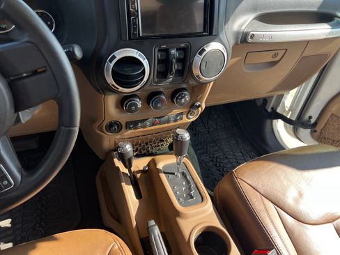 Used 2015 Jeep Wrangler Unlimited Rubicon w/ Connectivity Group image 14