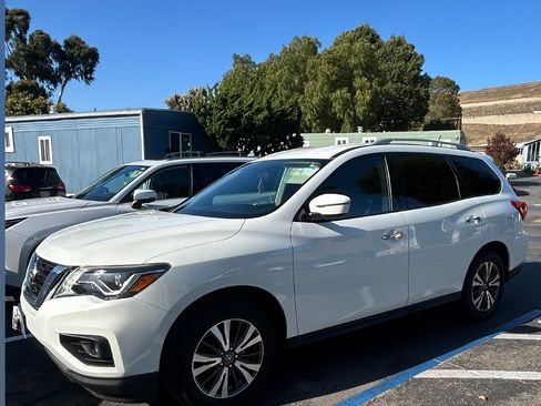 Used 2018 Nissan Pathfinder S FWD image 2