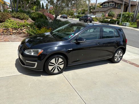 Used 2016 Volkswagen e-Golf SE FWD image 1