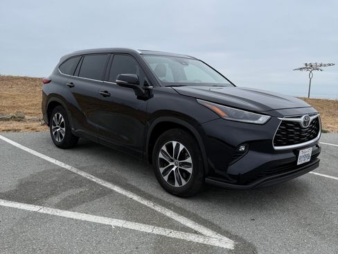 Used 2021 Toyota Highlander XLE FWD image 2