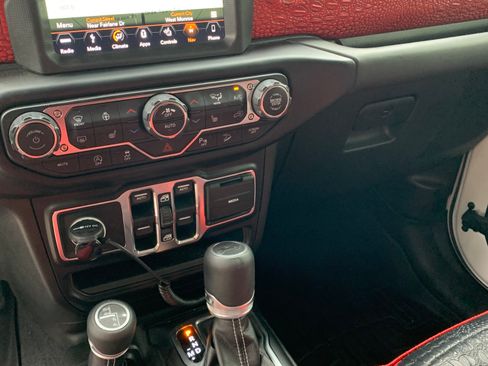 Used 2019 Jeep Wrangler Unlimited Sahara image 12