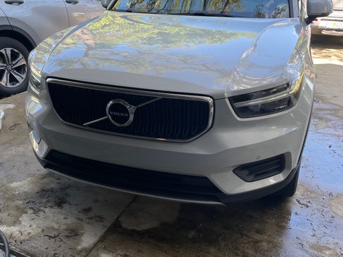 Used 2020 Volvo XC40 T4 Momentum image 16