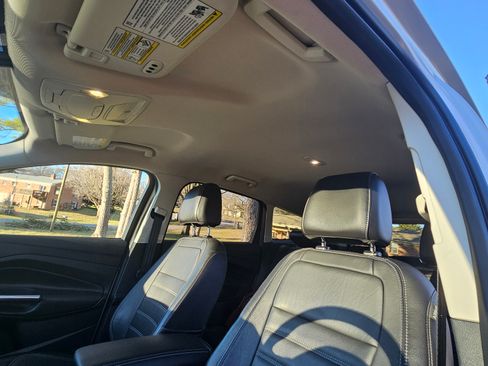 Used 2017 Ford Escape Titanium image 9