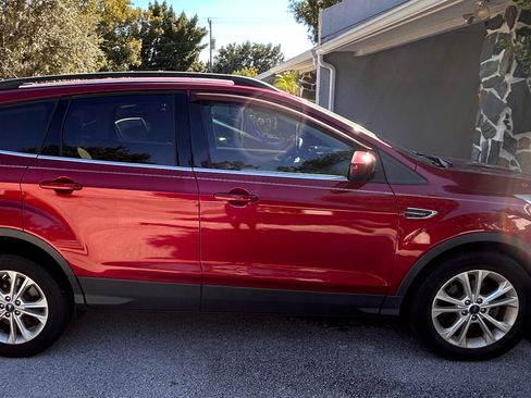 Used 2017 Ford Escape SE w/ Equipment Group 201A image 2