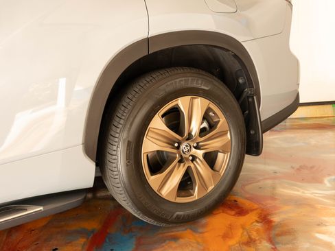 Used 2022 Toyota Highlander Bronze Edition image 4