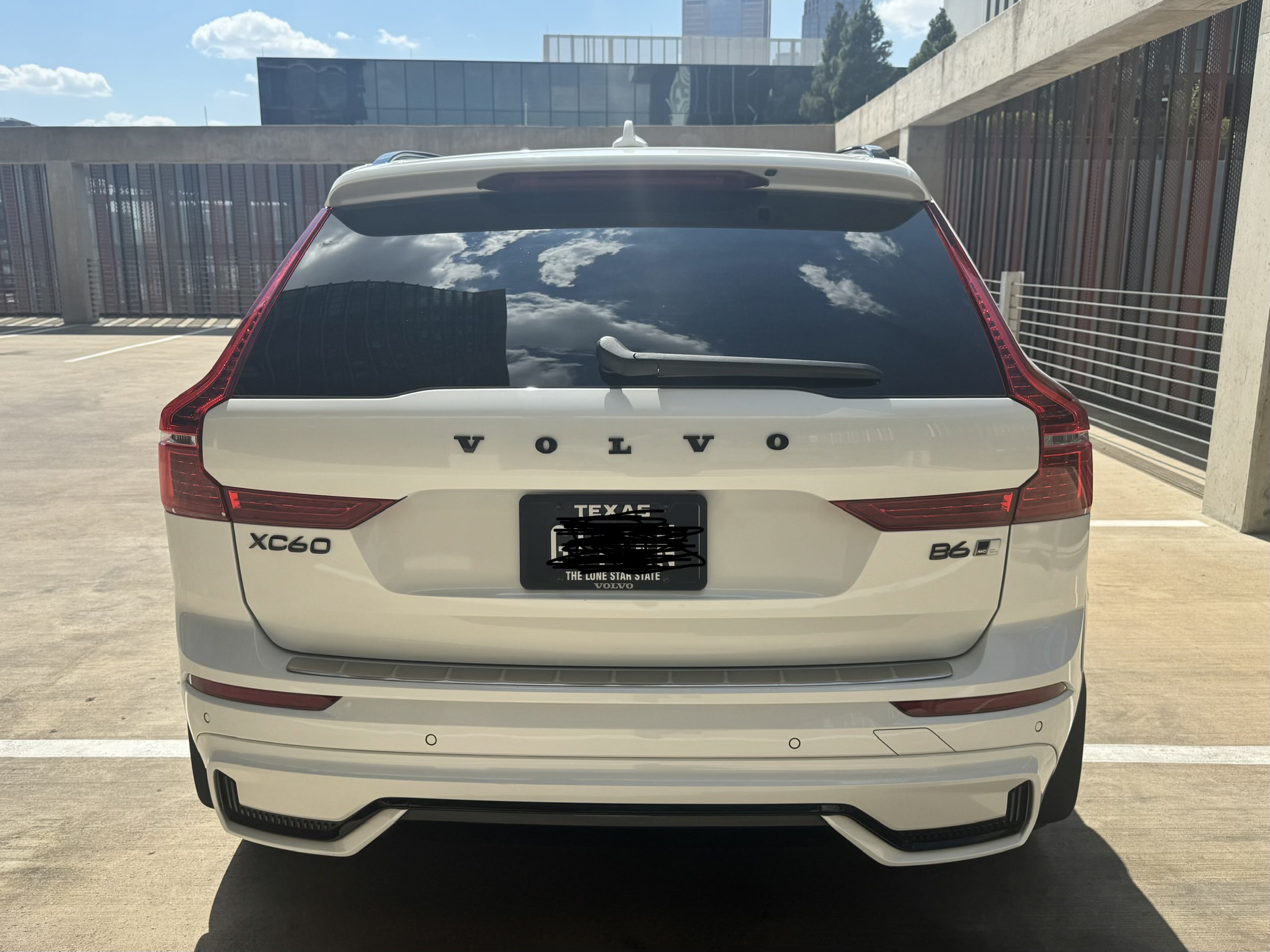 Used 2023 Volvo XC60 B6 Ultimate w/ Protection Package Premier AWD/4WD image 4