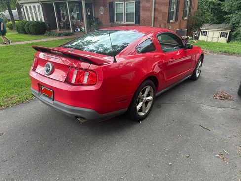 Used 2010 Ford Mustang GT image 4