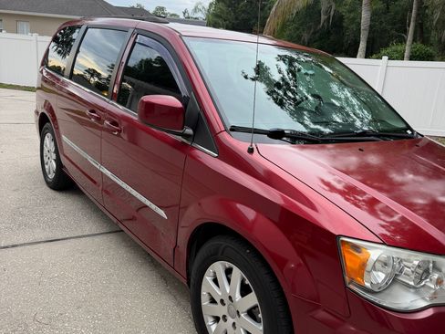Used 2016 Chrysler Town & Country Touring FWD image 4