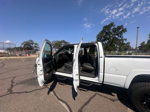 Used 2004 Chevrolet Silverado 2500 LT w/ Skid Plate Package AWD/4WD image 12