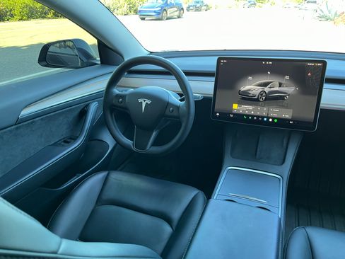 Used 2023 Tesla Model 3 Standard Range image 9