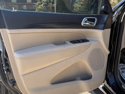 Used 2019 Jeep Grand Cherokee Laredo image 15