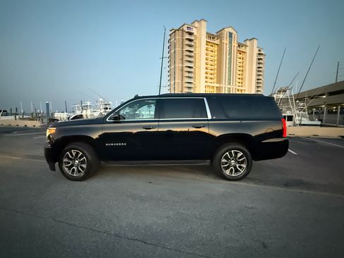 Used 2019 Chevrolet Suburban LT image 1