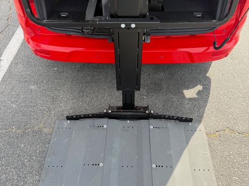 Used 2016 Ford Transit Connect XLT image 9