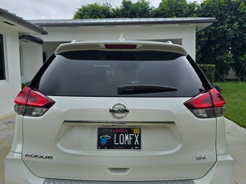 Used 2018 Nissan Rogue SV w/ Premium Package image 6