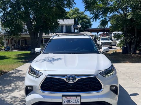 Used 2023 Toyota Highlander Platinum AWD/4WD image 2