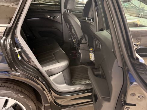 Used 2022 Audi Q4 e-tron Premium image 6