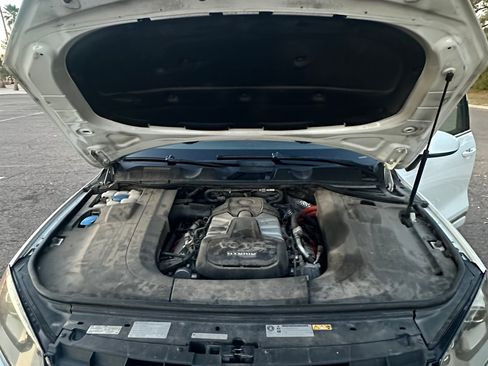 Used 2012 Volkswagen Touareg Hybrid image 6