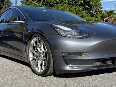Used 2018 Tesla Model 3 Performance image 2