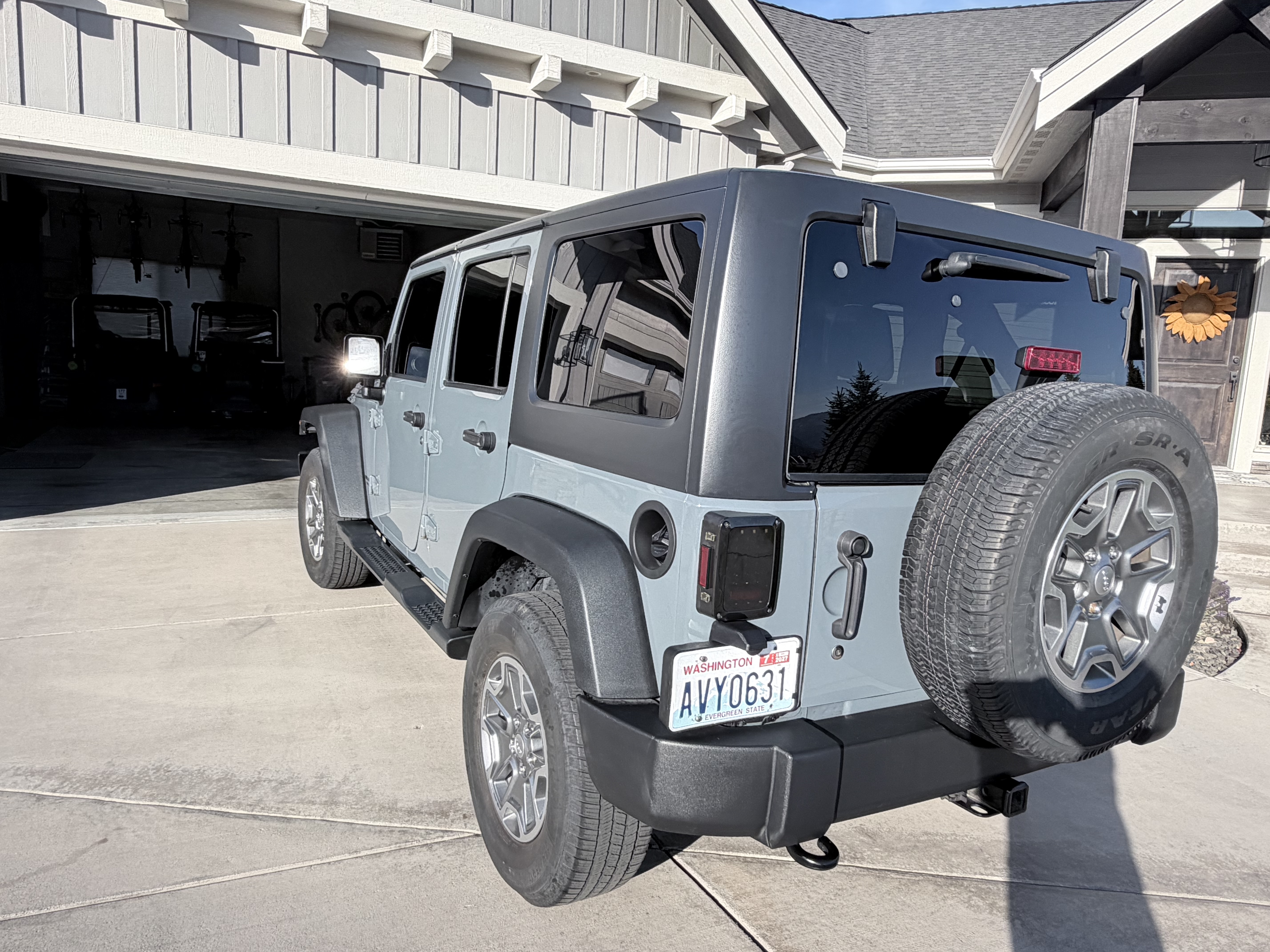 Used 2015 Jeep Wrangler Unlimited Rubicon w/ Connectivity Group AWD/4WD image 5
