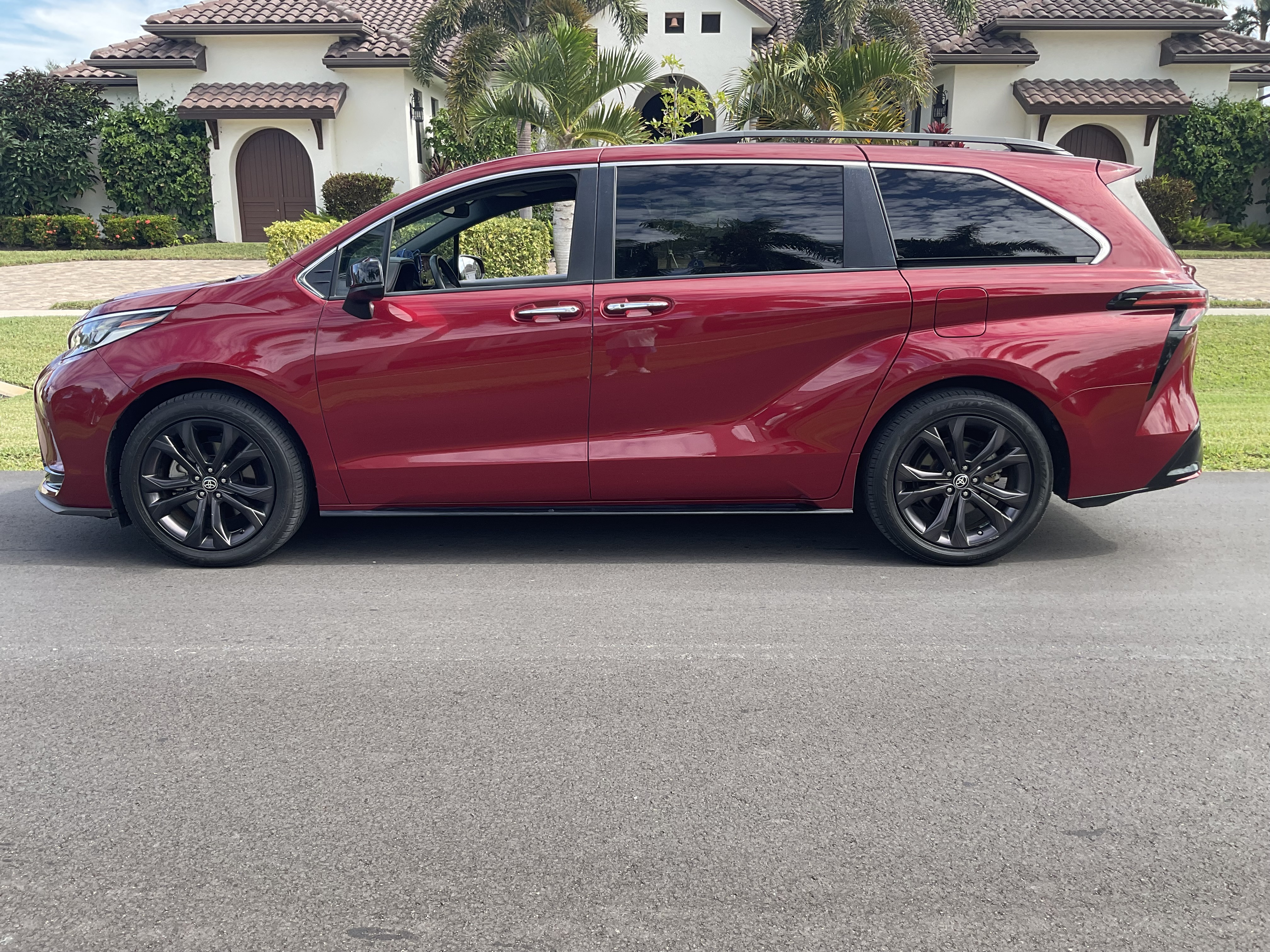 Used 2022 Toyota Sienna XSE w/ XSE Plus Package FWD image 1