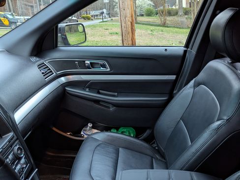 Used 2016 Ford Explorer XLT w/ Equipment Group 202A image 11