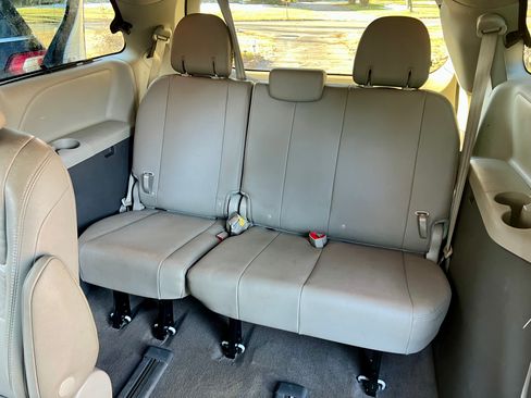 Used 2018 Toyota Sienna XLE image 21