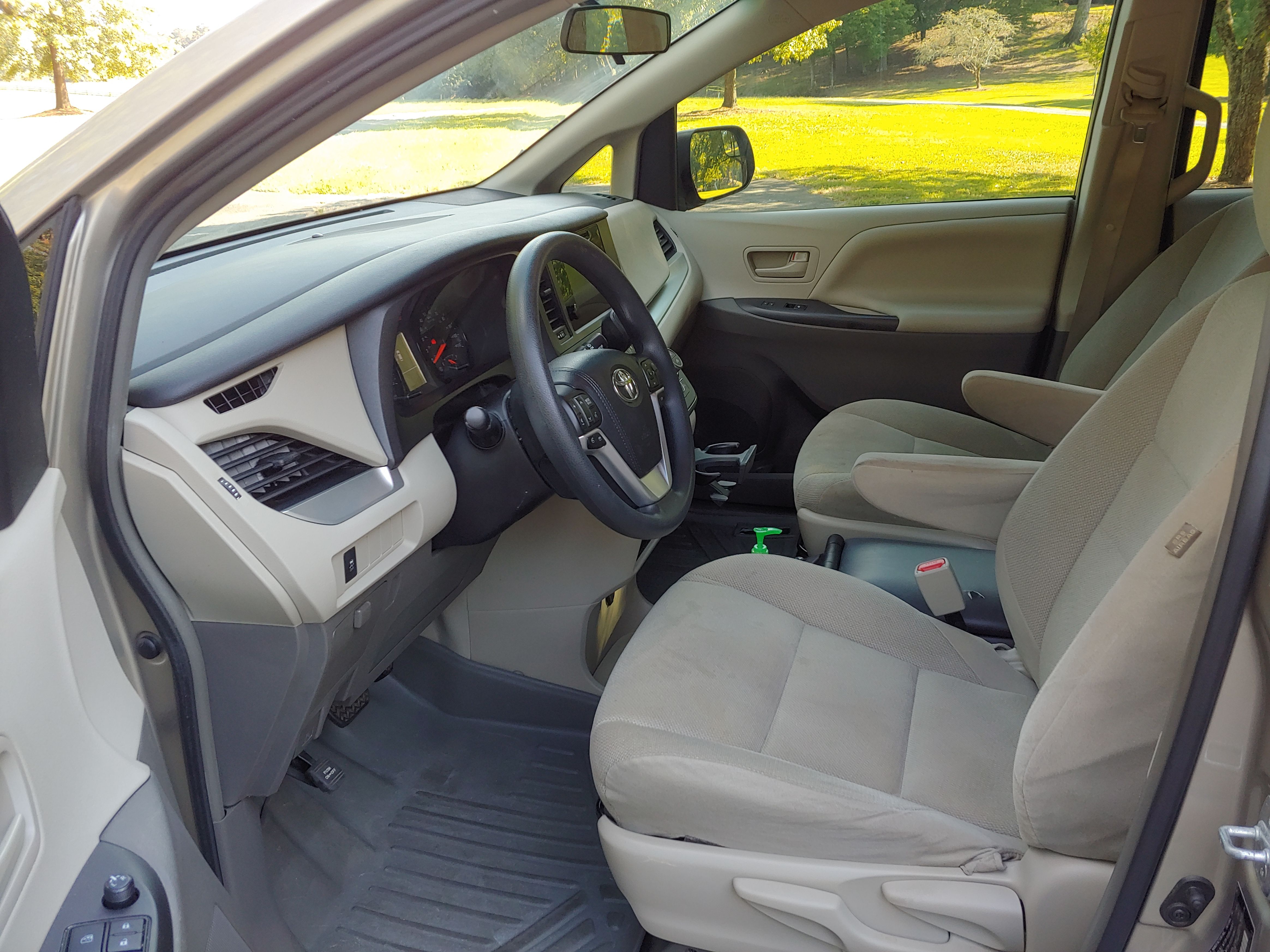 Used 2017 Toyota Sienna L FWD image 16
