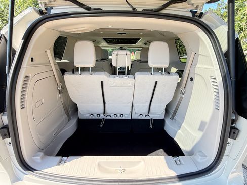 Used 2021 Chrysler Pacifica Limited w/ Uconnect Theater Family Group FWD image 14