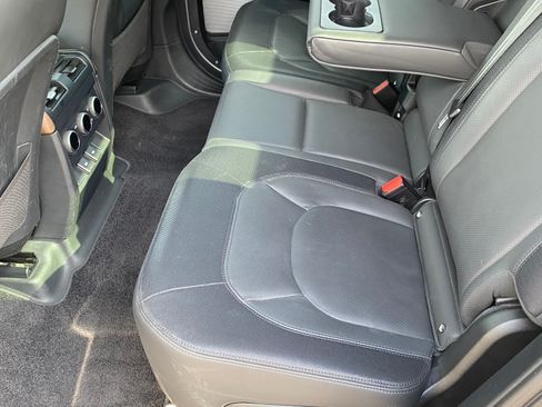 Used 2023 Land Rover Defender 130 X-Dynamic SE image 8