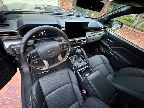 Used 2025 Toyota Tacoma TRD Sport image 9