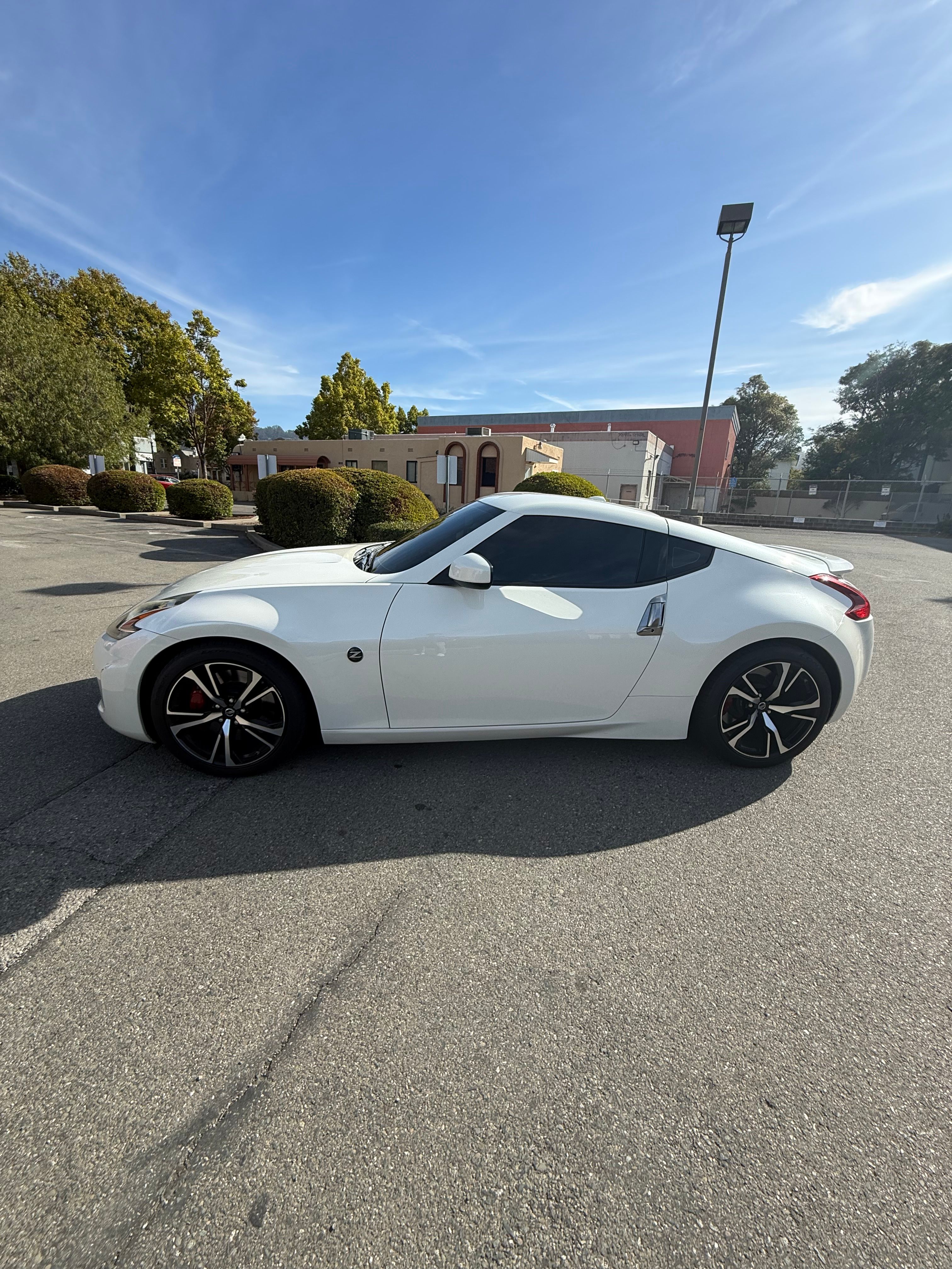 Used 2018 Nissan 370Z Coupe RWD image 10