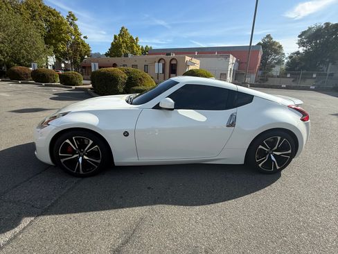 Used 2018 Nissan 370Z Coupe RWD image 10