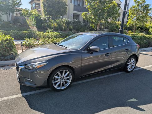 Used 2017 MAZDA MAZDA3 Touring FWD image 2