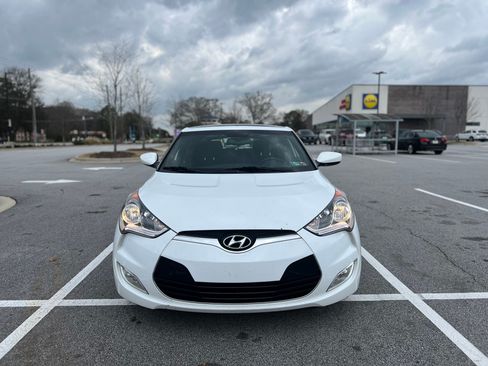 Used 2017 Hyundai Veloster Value Edition image 2
