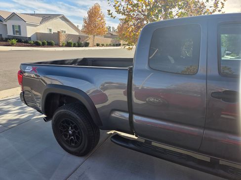 Used 2020 Toyota Tacoma SR image 8