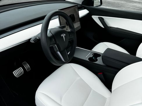 Used 2022 Tesla Model Y Performance image 9