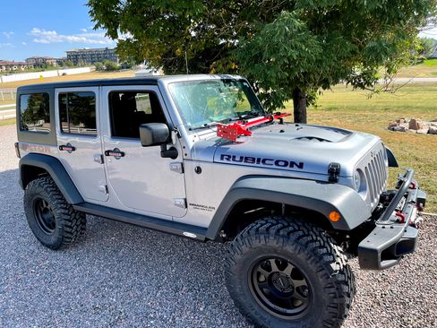 Used 2015 Jeep Wrangler Unlimited Rubicon image 2